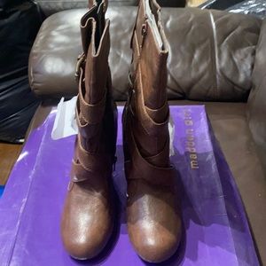 New brown boot damaged box